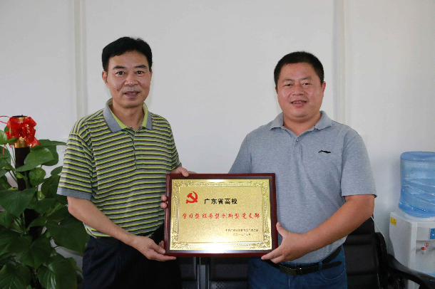 1504773214377646.jpg 2017.09.06-林宇部长为航海学院授牌-三型党支部.jpg