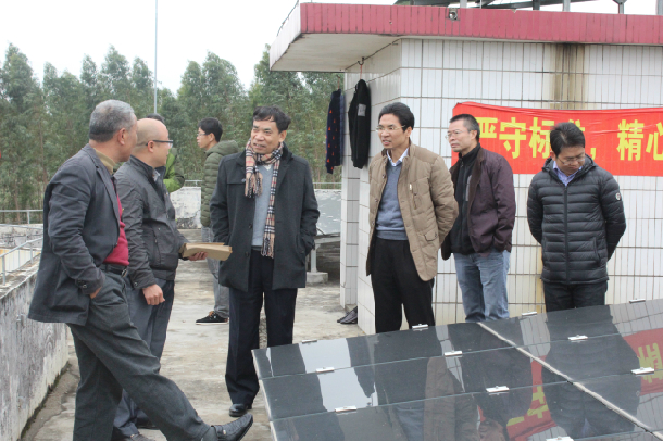 1517471266435954.jpg 2-叶春海一行实地参观村委会光伏发电项目.JPG