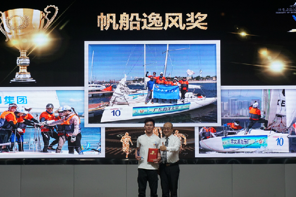 1576724900892393.jpg 曹卫院长为帆船队颁奖.jpg