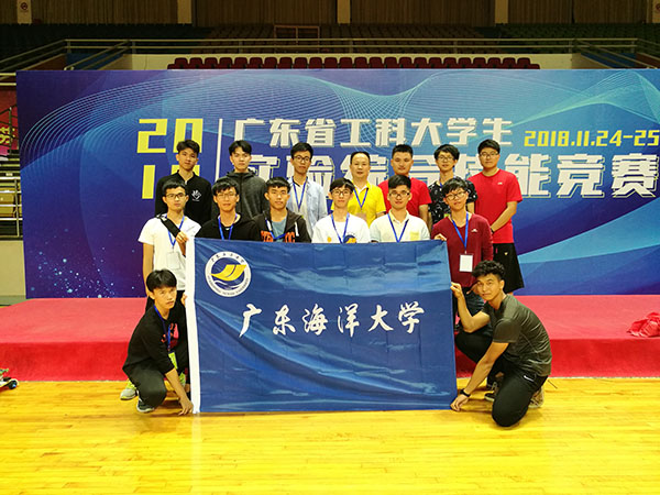 1543456839266108.jpg 参赛选手和领队合影1.jpg