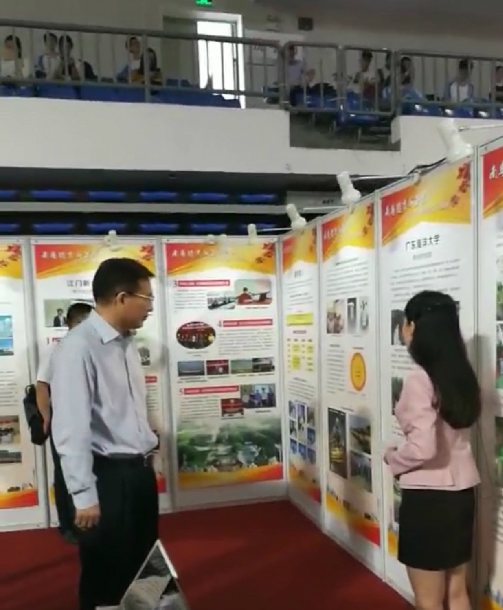 省委宣传部长在展位.jpg