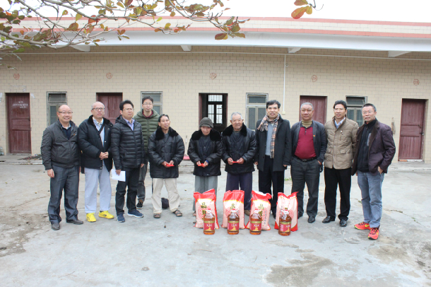 1517471363136410.jpg 4-叶春海一行参观南夏村养老院并走访慰问五保贫困户.JPG