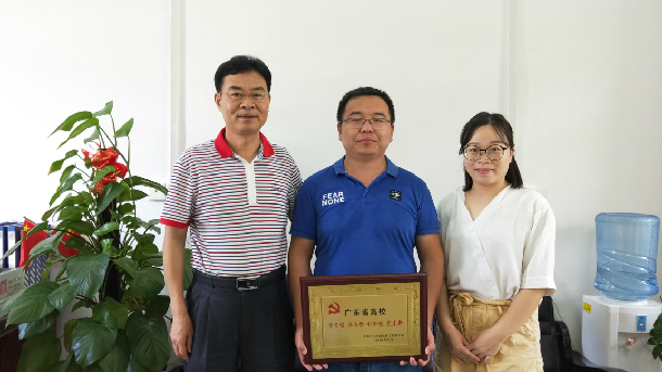 1532055871236029.jpg 林宇为文学与新闻传播学院学生第二党支部授牌.JPG