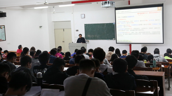 1514881954870489.jpg 给本科生做学术报告.jpg