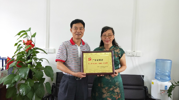 1532055841629468.jpg 林宇为法政学院法学系教工党支部授牌.JPG