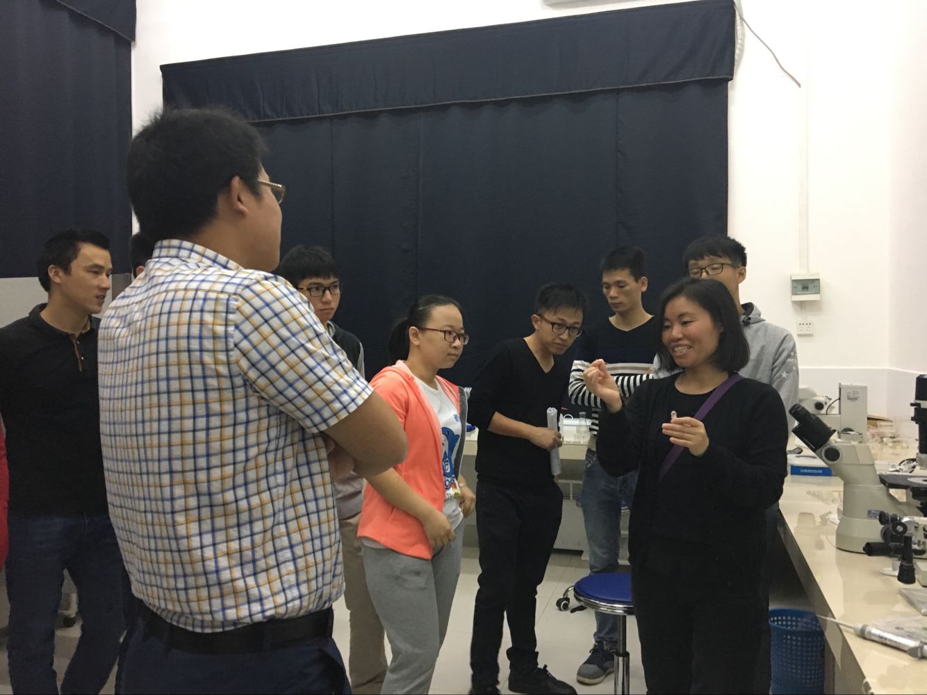 1492412555297306.jpg 实验室交流.jpg