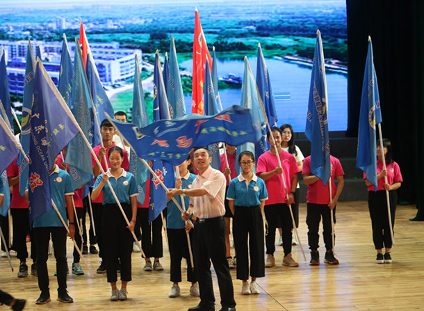 1562578011129594.jpg 曹俊明授旗_副本.jpg