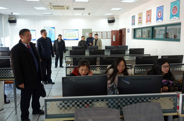 3参观浙江工业大学经贸管理学院实验室.JPG