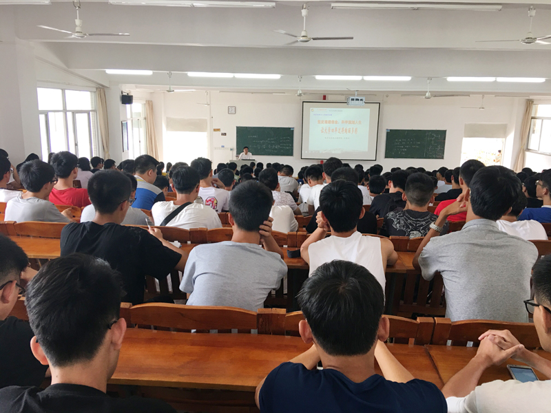 20170914电信学院党委书记为新生上入学教育第一课1.jpg