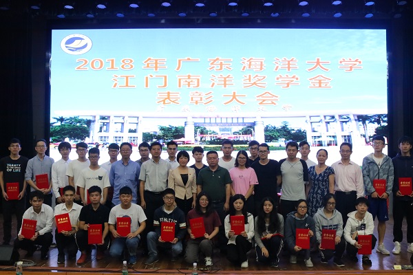 1542011608136462.jpg 与会领导、嘉宾与获奖同学合影22.jpg