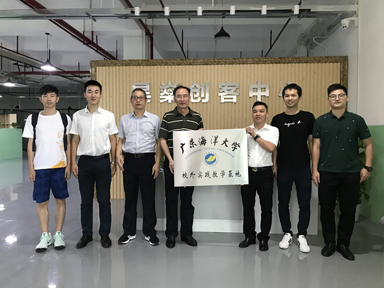 1562828029254317.jpg 孙长军院长向深圳至诚文化传播有限公司总经理韦建宏(右三)授牌_副本.jpg