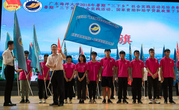 1562577983355098.jpg 彭权群授旗_副本.jpg