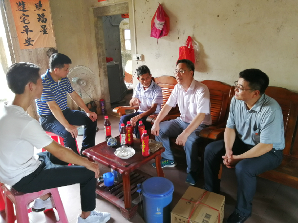 1532921719730077.jpg 彭书记和学生家长亲切交谈.jpg