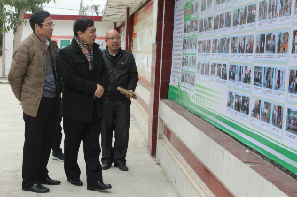 1517471229570644.jpg 1-叶春海一行察看南夏村扶贫工作成效图片展.JPG