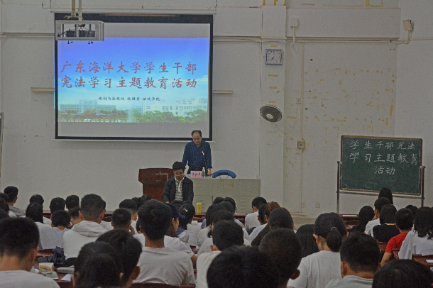 1544430236833439.jpg 吴汉华老师主持会议.jpg