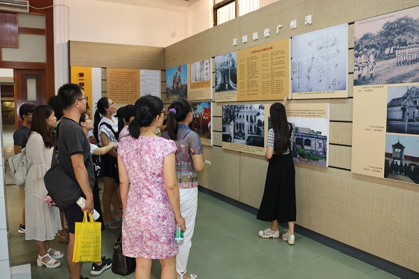 1506670882638978.jpg IMG_0539-认真聆听讲解.JPG