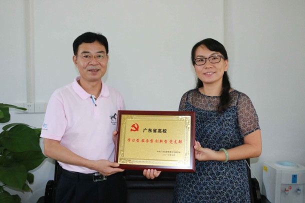 1504834033849619.jpg 2017.09.05-林宇部长为外国语学院学生党支部授牌_副本.jpg