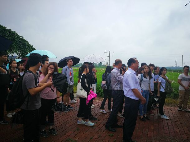 同学们参观客路镇绿富种养农民专业合作社.jpg