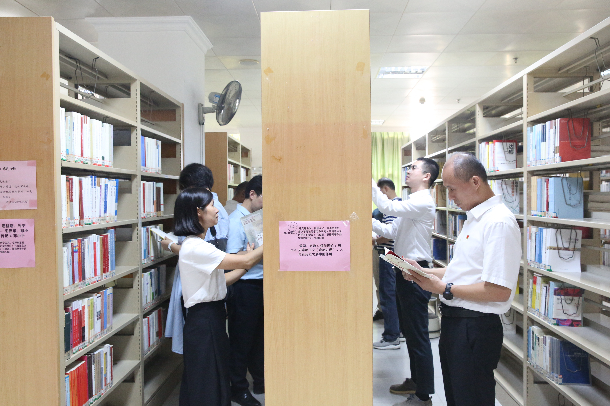 1575360080121306.jpg 海渔系10月份党支部活动图书馆.jpg