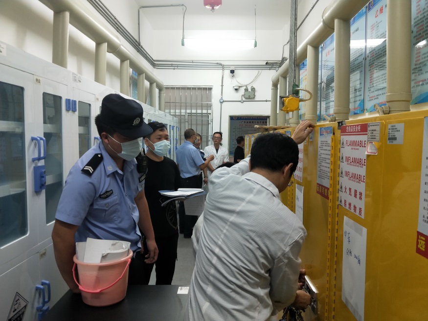 说明: E:\实验室安全管理\实验室安全检查\2022\麻章禁毒大队检查\相片\新建文件夹\新建文件夹\dee1689230307f24dcb435680ebae72.jpg 说明: E:\实验室安全管理\实验室安全检查\2022\麻章禁毒大队检查\相片\新建文件夹\新建文件夹\dee1689230307f24dcb435680ebae72.jpg