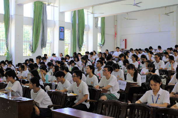 1527651434489013.jpg 学员们观看PPT.jpg